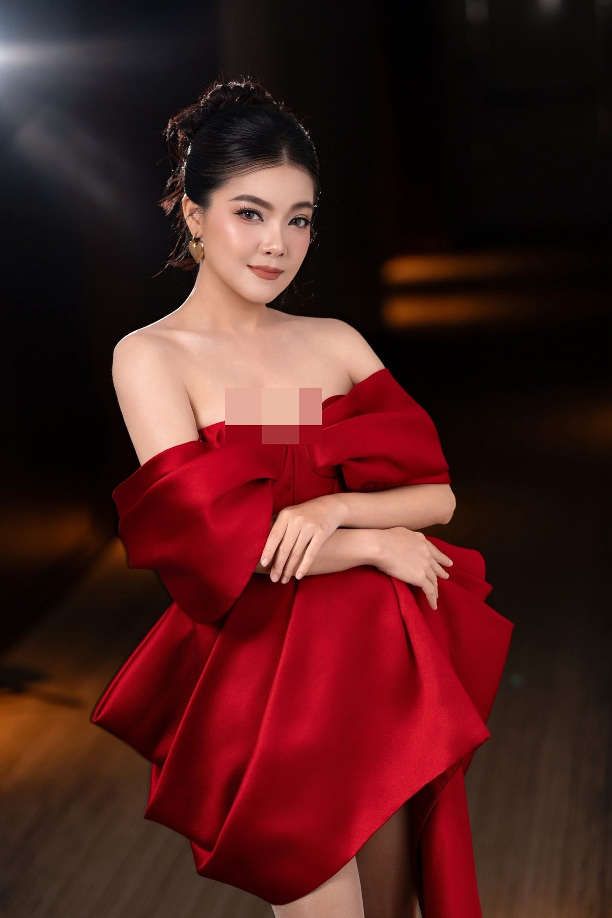 Cựu thành viên nhóm Mắt Ngọc thường chọn các thiết kế khoe khéo vóc dáng thon gọn.