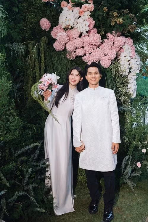 Quỳnh Châu và doanh nhân Ngọc Phát tổ chức lễ ăn hỏi vào ngày 23/9. Theo Znews, cặp đôi sẽ tổ chức vào ngày 26/10. Ảnh: FB Quỳnh Châu.