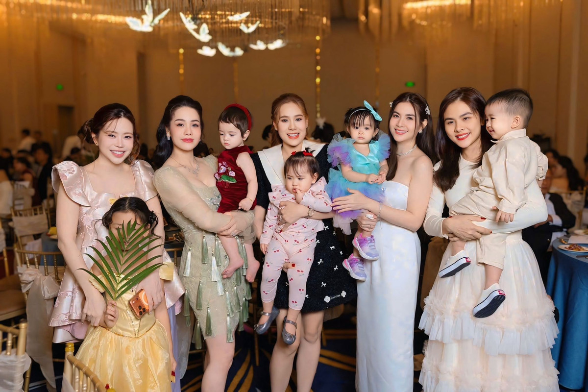 Kha Ly (thứ hai bên phải) chia sẻ khoảnh khắc hội mẹ bỉm sữa gặp gỡ trong tiệc sinh nhật 1 tuổi của con gái Nhật Kim Anh. Ảnh: FB Kha Ly.