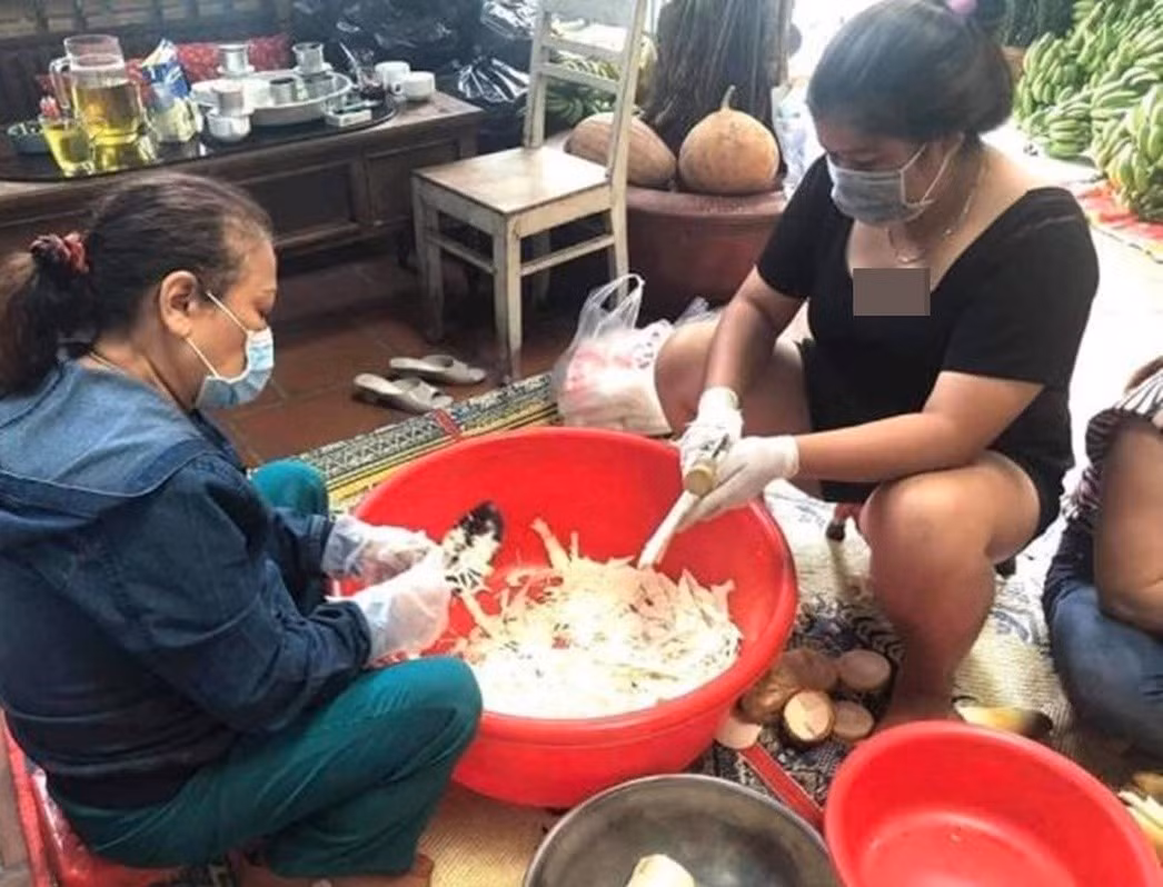 Nữ ca sĩ tích cực làm từ thiện. Trong thời gian dịch COVID-19, Siu Black chuẩn bị đồ để phục vụ công tác thiện nguyện. Ảnh: Dân Việt.