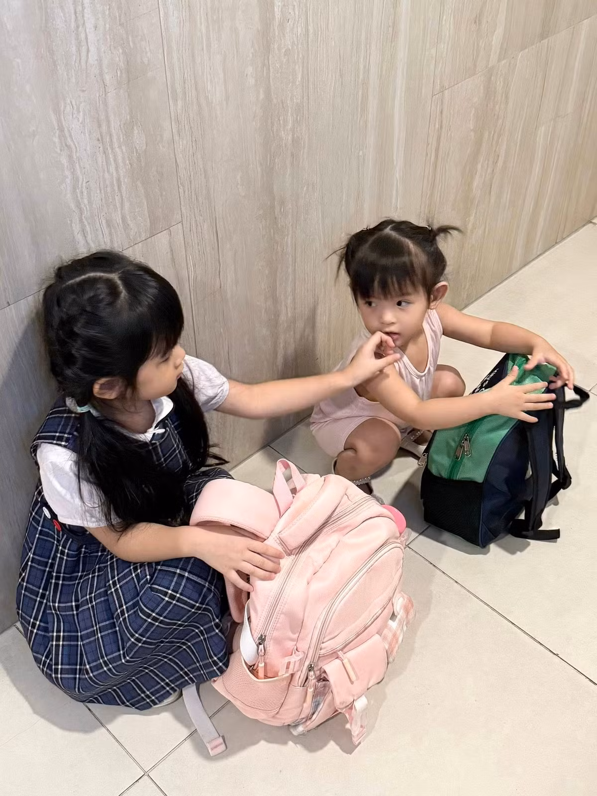 Hai con gái của Trương Mỹ Nhân và Phí Ngọc Hưng có nhiều nét giống bố, quấn quýt, yêu thương nhau.