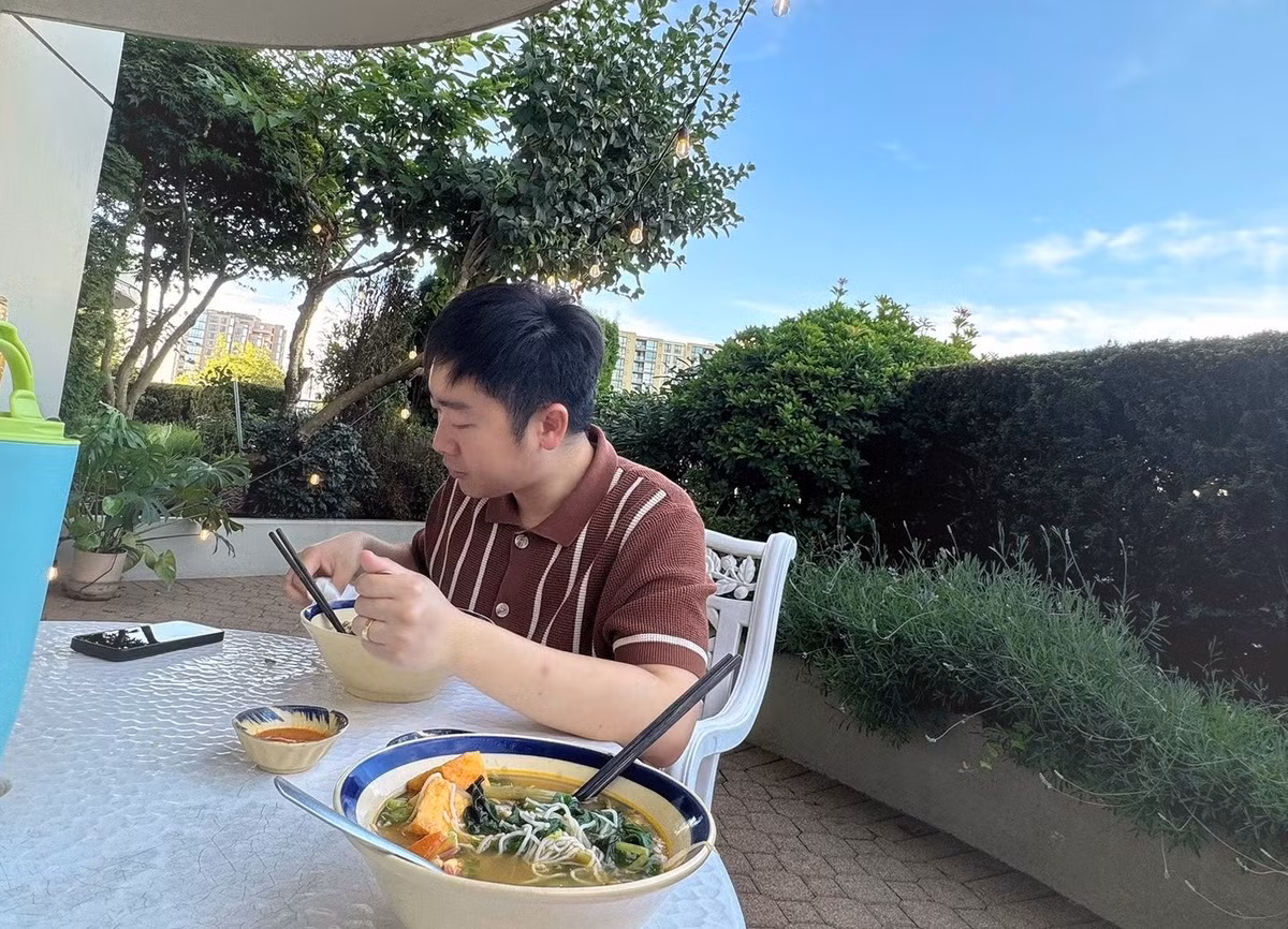 Thanh Duy nấu nhiều món ăn Việt cho Diễm Hương. Ảnh: FB Diễm Hương.