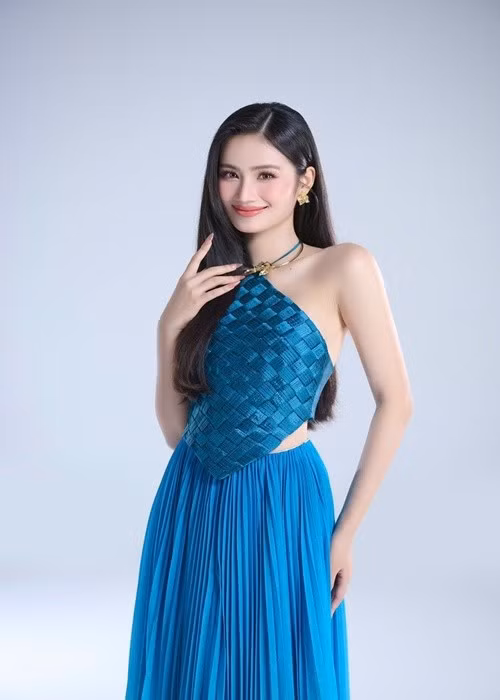 Khi thử đồ trang phục cho cuộc thi quốc tế, Ý Nhi thả tóc xõa dài.