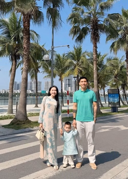 Con trai của cặp đôi cũng nhận được nhiều sự quan tâm mỗi lần xuất hiện. Cậu nhóc gây thiện cảm với vẻ ngoài kháu khỉnh, gương mặt tròn trịa, làn da sáng và đôi mắt to.