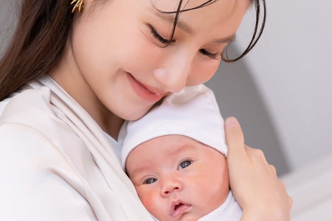 Trước đó, nữ diễn viên cảm ơn con trai đã đến bên cô. Diễm My đăng tải dòng trạng thái tiếng Anh với nội dung tạm dịch: "Khoảnh khắc con đến bên mẹ, trái tim mẹ học được một ý nghĩa hoàn toàn mới của hạnh phúc. Một tình yêu vượt ngoài mọi lời nói, vượt ngoài mọi thước đo. Cảm ơn con vì đã chọn mẹ làm mẹ".