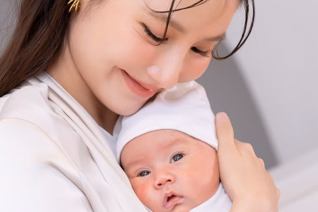 Trước đó, nữ diễn viên cảm ơn con trai đã đến bên cô. Diễm My đăng tải dòng trạng thái tiếng Anh với nội dung tạm dịch: "Khoảnh khắc con đến bên mẹ, trái tim mẹ học được một ý nghĩa hoàn toàn mới của hạnh phúc. Một tình yêu vượt ngoài mọi lời nói, vượt ngoài mọi thước đo. Cảm ơn con vì đã chọn mẹ làm mẹ".