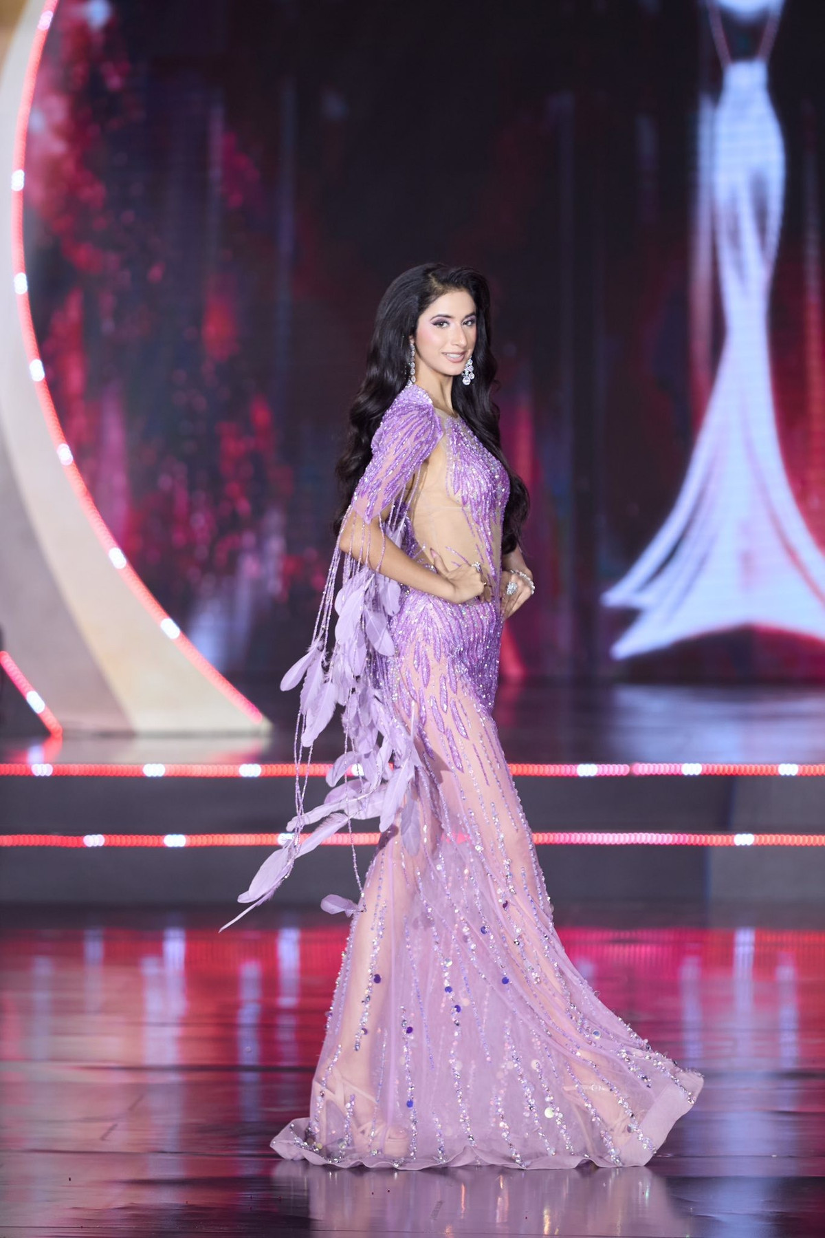 Đại diện Ấn Độ - Mehakk Dhingra cao 1m76, có số đo ba vòng 81-63-94cm. Học về khiêu vũ, Mehakk biểu diễn từ năm 3 tuổi và bắt đầu làm người mẫu từ năm 12 tuổi. Người đẹp 19 tuổi đang học ngành tâm lý học và truyền thông.