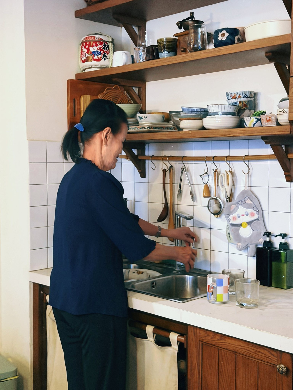 Về cô Chín, Jun Phạm viết: "Thím Chín Tiếu - người giữ bếp, thật thà, duyên dáng và vui tính như thể lúc nào cũng mang theo một giỏ chuyện cười bên mình. Nụ cười của thím ấm áp như chính cái tên và đôi tay thì khéo léo luôn vương mùi khói bếp thân quen của mẹ hiền. Thím nấu ăn rất ngon và chẳng bao giờ ngại thức khuya dậy sớm để lao vào bếp làm bất cứ món gì nếu chúng tôi lỡ miệng vòi vĩnh".