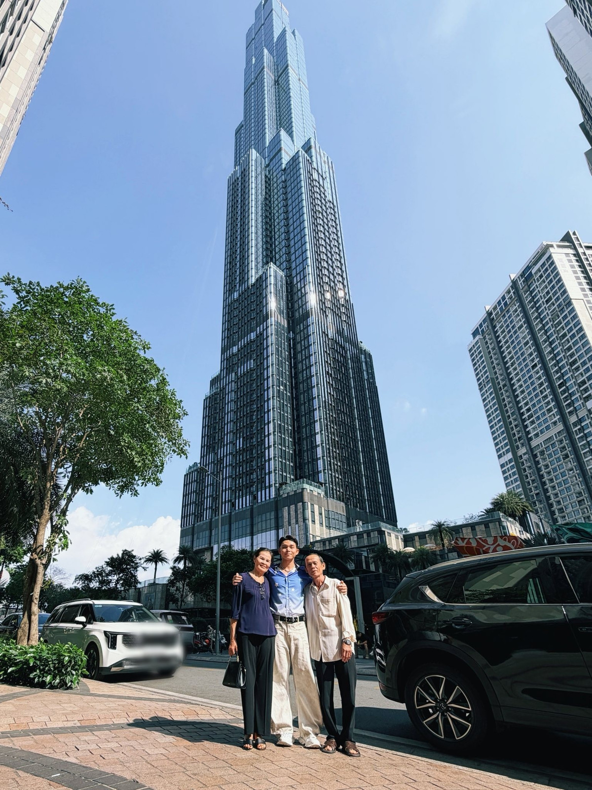 Cuộc hội ngộ giữa Jun Phạm và vợ chồng cô chú Chín ở TP HCM nhận được sự quan tâm của nhiều khán giả.