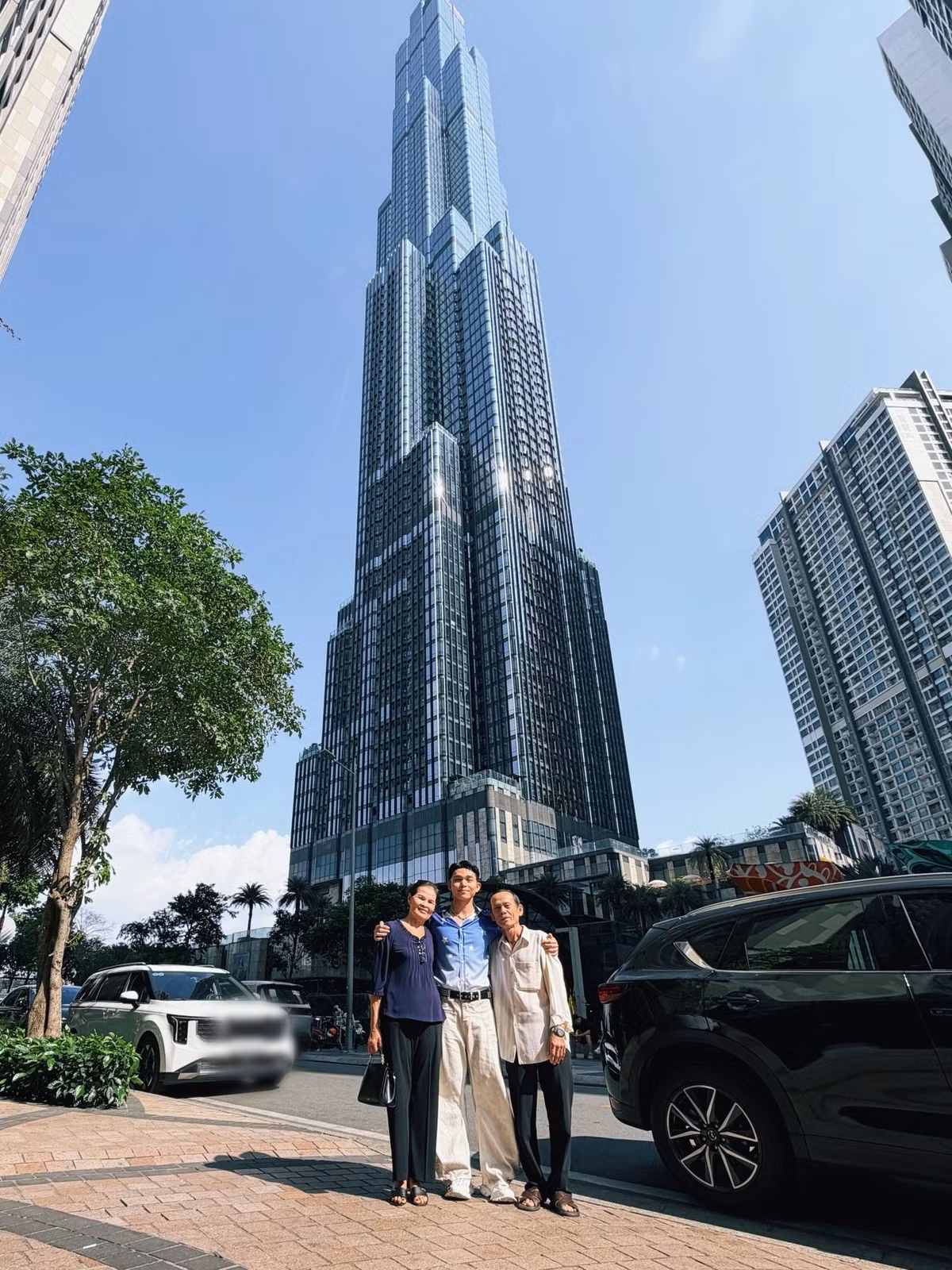 Cuộc hội ngộ giữa Jun Phạm và vợ chồng cô chú Chín ở TP HCM nhận được sự quan tâm của nhiều khán giả.