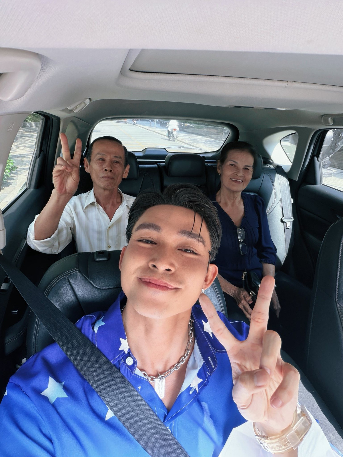 Jun Phạm ghi lại nhiều khoảnh khắc kỷ niệm bên vợ chồng cô chú Chín.