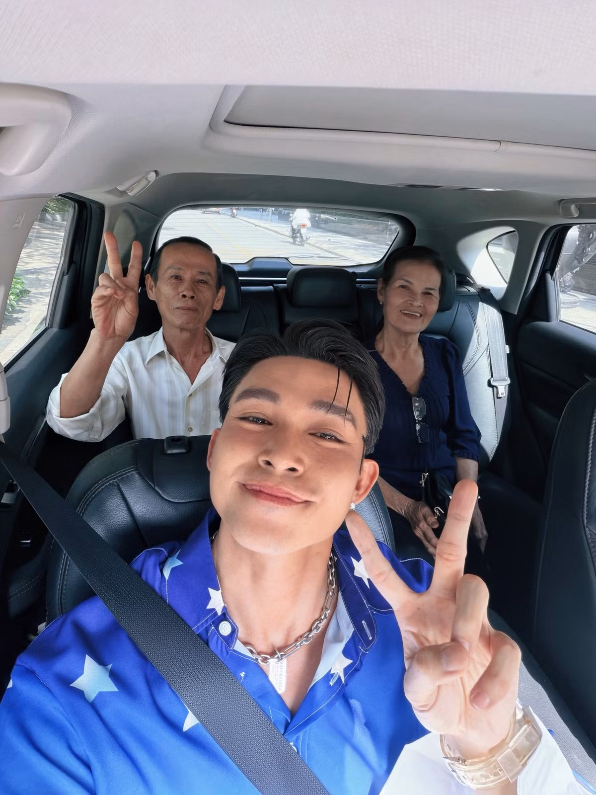 Jun Phạm ghi lại nhiều khoảnh khắc kỷ niệm bên vợ chồng cô chú Chín.