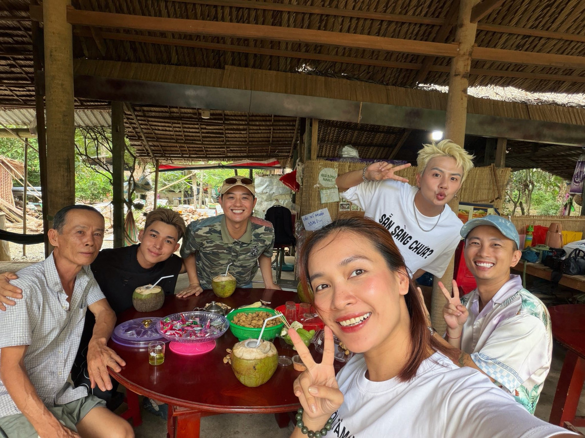 Theo Znews, lượng khách đặt homestay và tour thăm nhà chú thím Chín Cường tăng sau khi chương trình Gia đình Haha lên sóng.
