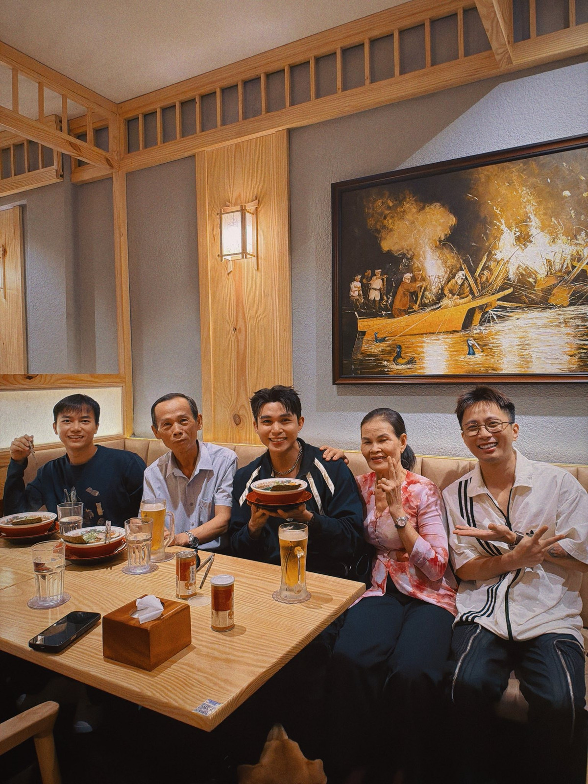 Ít ngày trước, các thành viên khác của Gia đình Haha như Bùi Công Nam và Rhymastic cũng hội ngộ vợ chồng cô chú Chín.