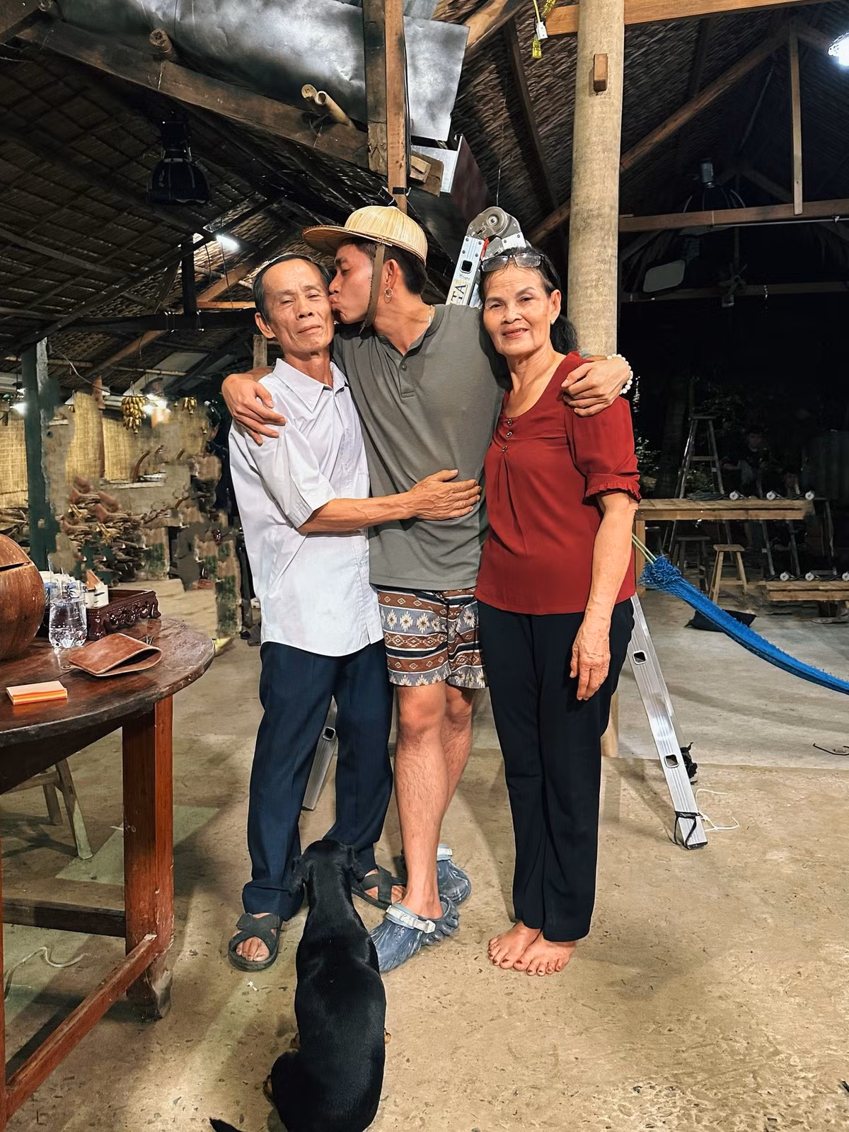 Vợ chồng cô chú Chín sống ở huyện Giồng Trôm, tỉnh Bến Tre (cũ), nay là tỉnh Vĩnh Long.