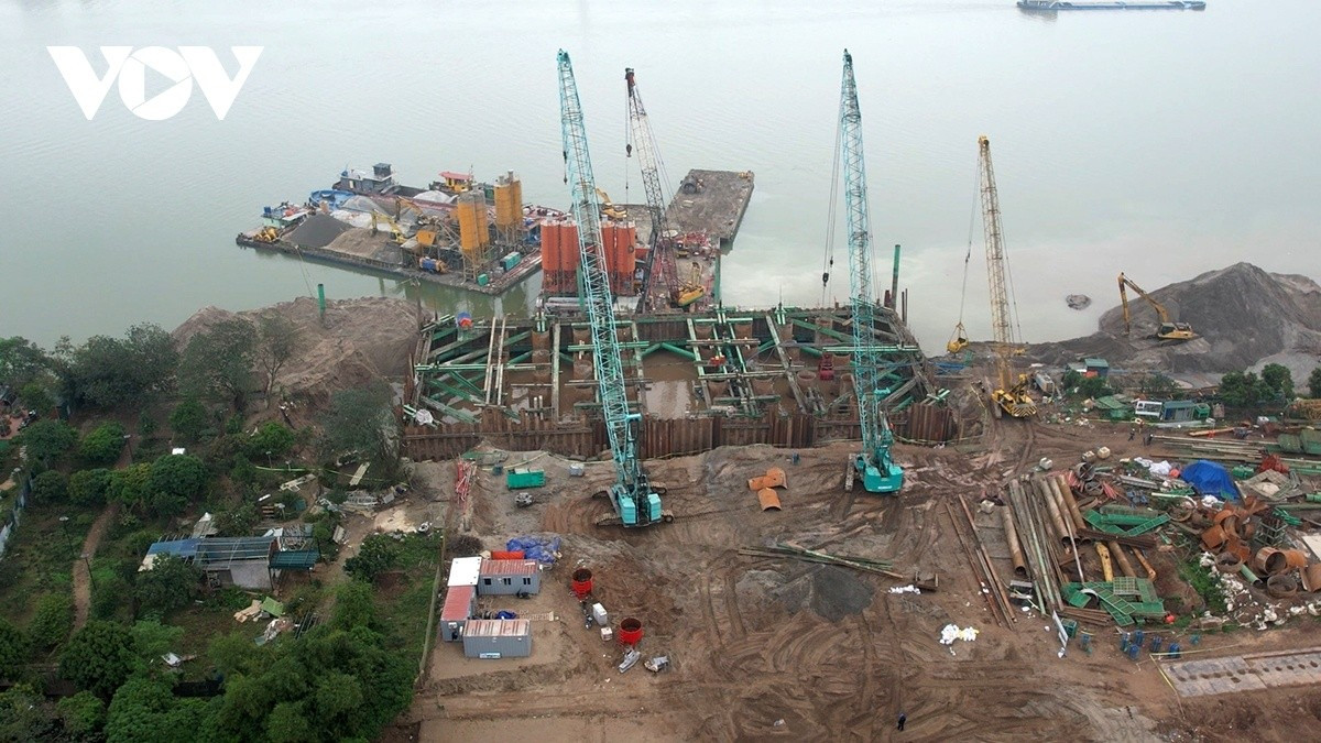 Khởi công từ tháng 5/2025, dự án cầu Tứ Liên hiện đang đẩy nhanh tiến độ tại hạng mục trụ chính (trụ tháp) số 37 tại bờ Nam phường Hồng Hà.