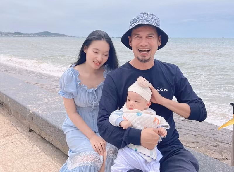 Vợ Tiết Cương cho biết: "Chị nói anh Tiết Cương là chồng thì chị về đây ở với anh ấy. Tôi không ham hố, giành giật với chị đâu. Anh ấy hơn 50 tuổi mới đăng ký kết hôn lần đầu tiên với tôi". Ảnh: FB Tiết Cương.