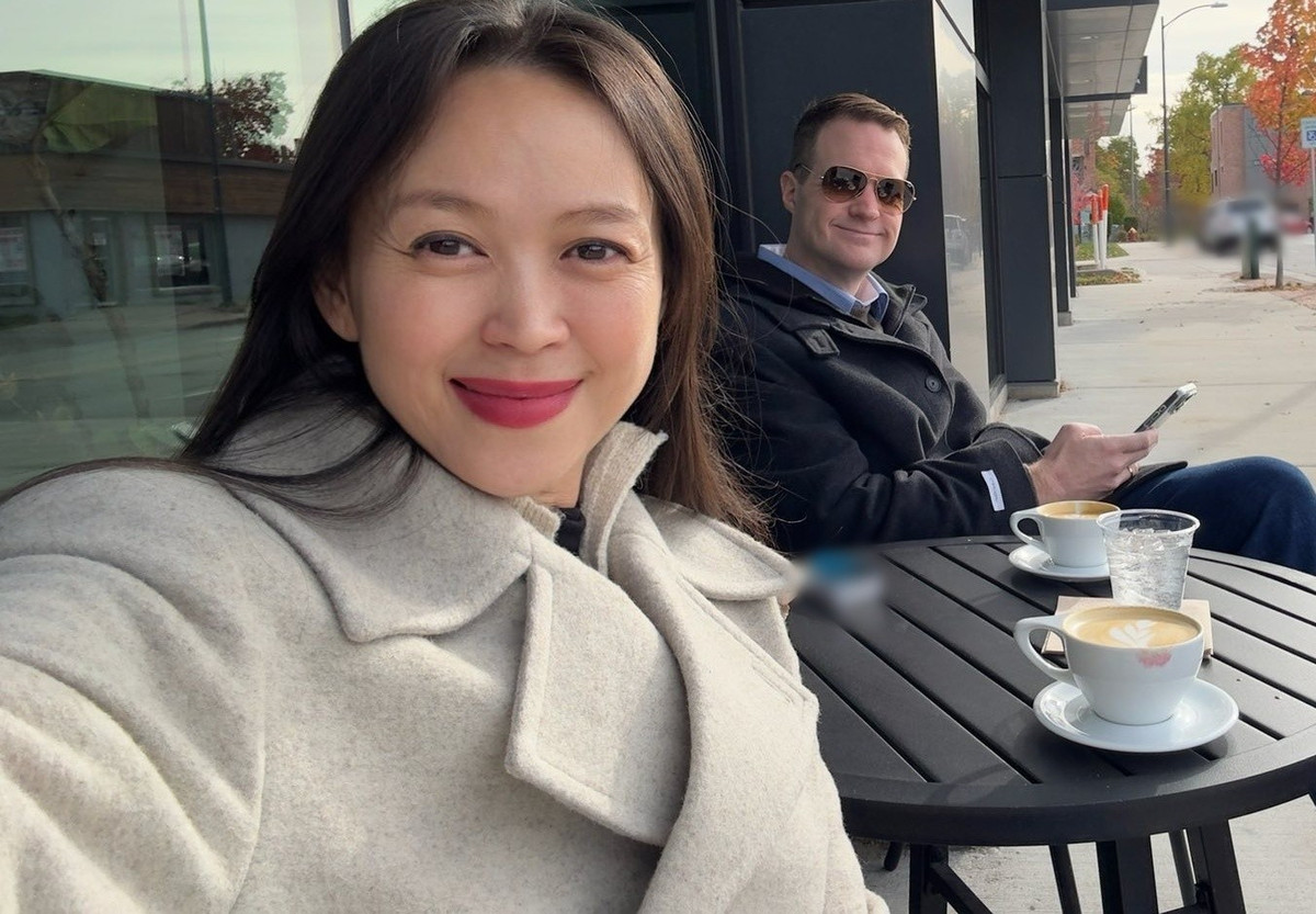 Cô đăng tải status tiếng Anh với nội dung tạm dịch: "Gửi đến người chồng yêu dấu của em nhân sinh nhật lần thứ 44! Cảm ơn anh vì luôn là chỗ dựa vững chắc, là người ủng hộ lớn nhất và là ánh sáng trong cuộc đời em. Anh là người hùng, là điểm tựa và cũng là món quà quý giá nhất của em...