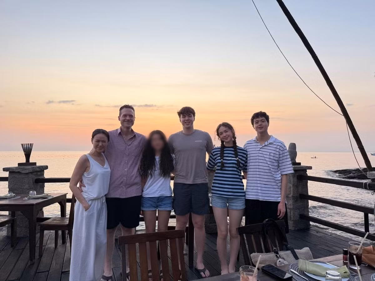 Theo Vietnamnet, vợ chồng Ngọc Nga có 3 người con chung: William (sinh năm 2006) cao 2m, đang học ngành Quản trị kinh doanh ở Sydney University ở Úc, Edward (sinh năm 2008) cao 1m9 và Elizabeth (sinh năm 2010) cao gần 1m8, hiện cùng học Nghệ thuật biểu diễn tại Học viện Nghệ thuật Interlochen, Mỹ..