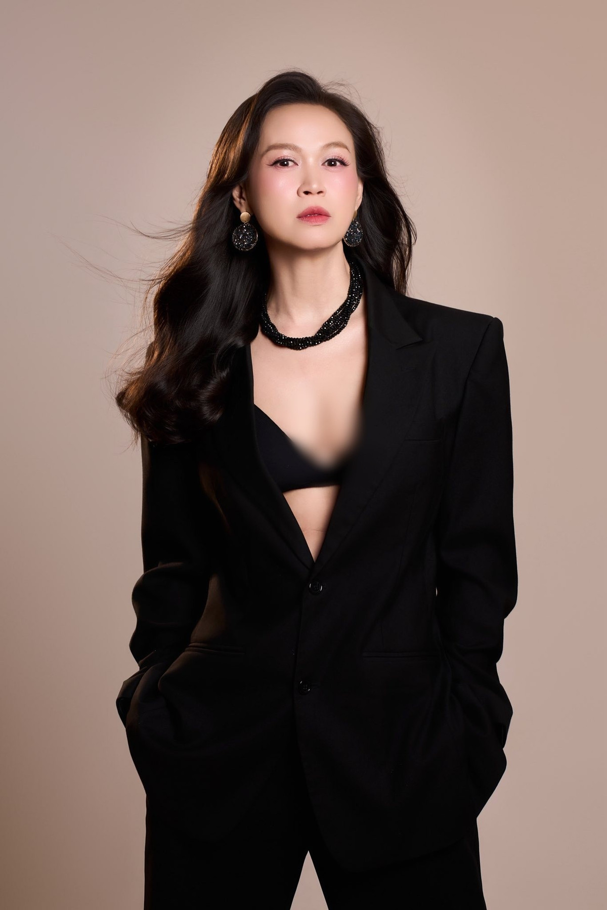 Theo HTV, Ngọc Nga bước vào nghệ thuật năm 1994, khi 17 tuổi. Cô cùng với Xuân Lan, Dương Yến Ngọc, Anh Thư... đã tạo nên một thế hệ người mẫu nổi bật những năm 2000. Ngọc Nga còn tạo được dấu ấn với những vai phụ trong các bộ phim như: Những cô gái chân dài, Tuyết nhiệt đới, Ván cờ tình yêu....