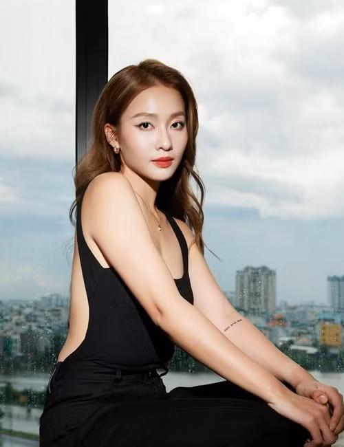 Khả Ngân đóng vai Linh trong phim Vạn dặm yêu em. Ảnh: FB Khả Ngân.