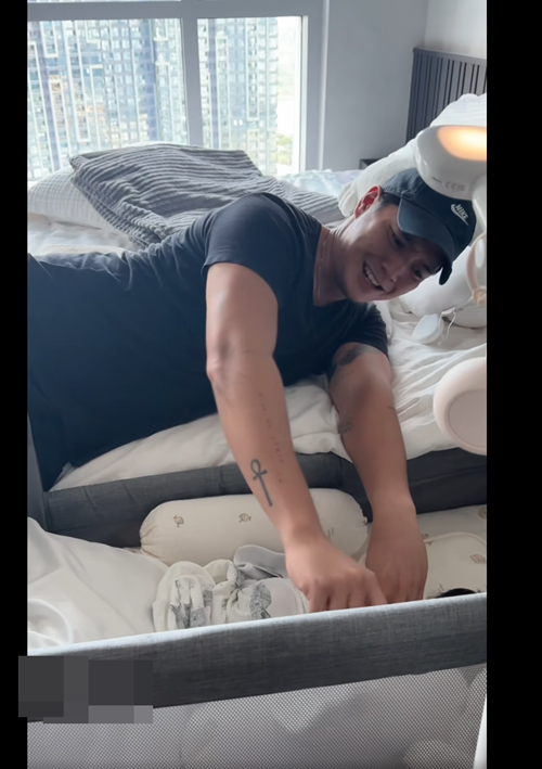 Ngô Thanh Vân chia sẻ clip Huy Trần tay quấn chăn, đặt lại gối cho bé Gạo miệng thì tạo ra tiếng động white noise (tiếng ồn trắng) để con ngủ. Ảnh: FB Ngô Thanh Vân.