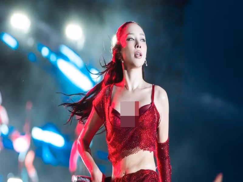 Nữ ca sĩ chia sẻ, trước giờ G, cô bị cảm. Tuy nhiên, Tóc Tiên vẫn giữ vững phong độ trình diễn. Ảnh: FB Tóc Tiên.