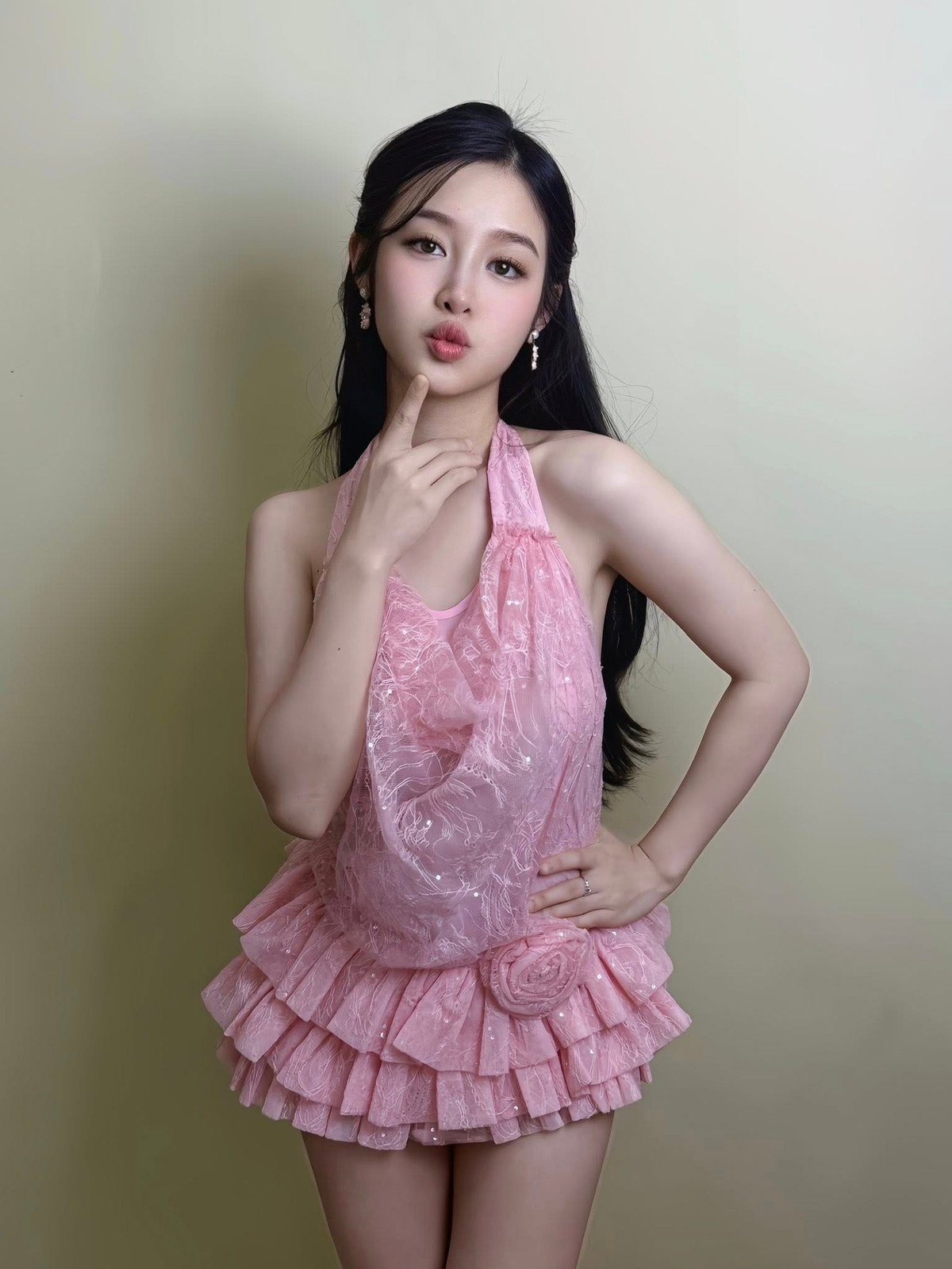 Diễn viên Bảo Ngọc sinh năm 2008, sở hữu gương mặt thanh tú, đường nét hài hòa, làn da sáng cùng vóc dáng cân đối, thon gọn. Theo VOV, Bảo Ngọc thường xuyên được khán giả ưu ái so sánh với Jang Won Young – thần tượng nhóm nhạc Hàn Quốc IVE.