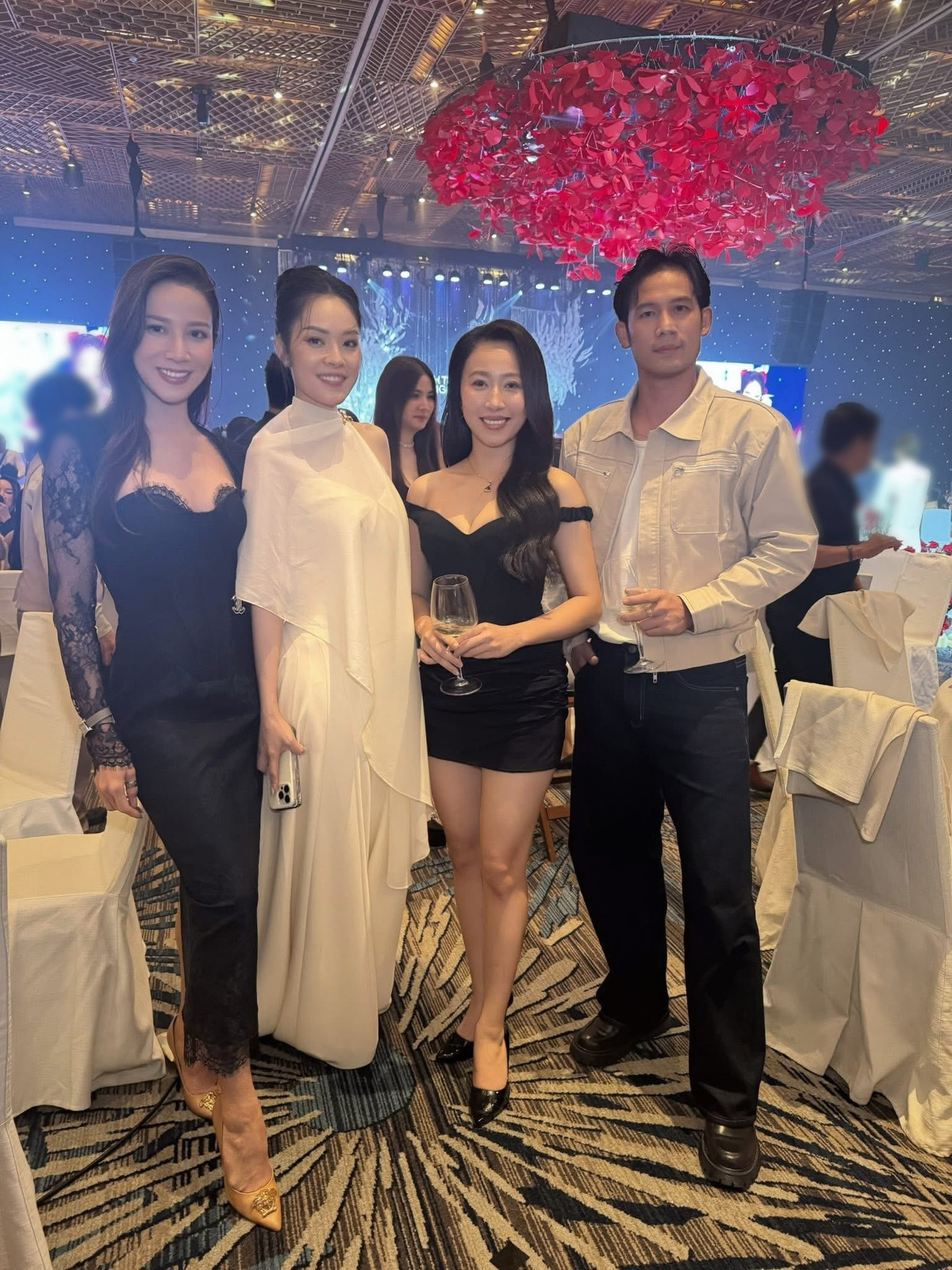 Bảo Trúc nhắn nhủ cô dâu: "Sunny à, cảm ơn em vì đã đến bên anh Tài, vì đã chọn ở lại, chọn đồng hành. Mong em và anh sẽ luôn bao dung với nhau, nắm tay nhau thật chặt trong những ngày giông gió và mỉm cười thật nhiều trong những ngày bình yên. Hôm qua, nhìn anh cười, nhìn Sunny rơi nước mắt hạnh phúc mình biết chuyến bay dài ấy hoàn toàn xứng đáng. Vì hạnh phúc của anh, mình luôn sẵn sàng". Ảnh: FB Bảo Trúc.