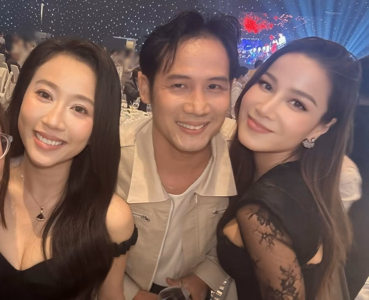 "Không phải vì tiệc cưới linh đình, không phải vì nghi thức long trọng, mà vì mong ước duy nhất là được tận mắt nhìn thấy anh hạnh phúc. Được thấy anh có một người phụ nữ nguyện yêu anh cả một đời, và cũng được anh yêu thương, che chở, chăm sóc bằng tất cả sự chân thành", Bảo Trúc viết. Ảnh: FB Bảo Trúc.