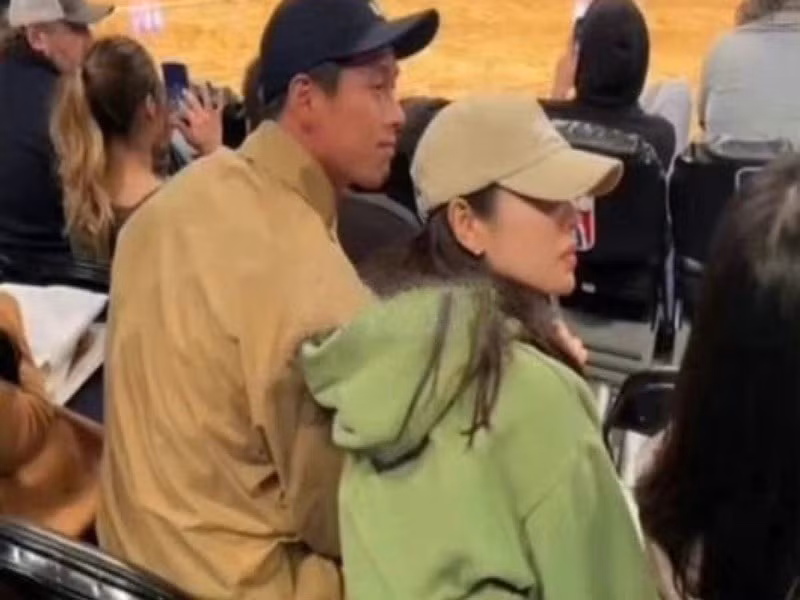 Mới đây, nữ diễn viên khéo nhắc đến chồng khi để lại hashtag: "Bố đã có khoảng thời gian khó khăn nhất" về clip phơi quần áo cho con trai. Ảnh: VTV.