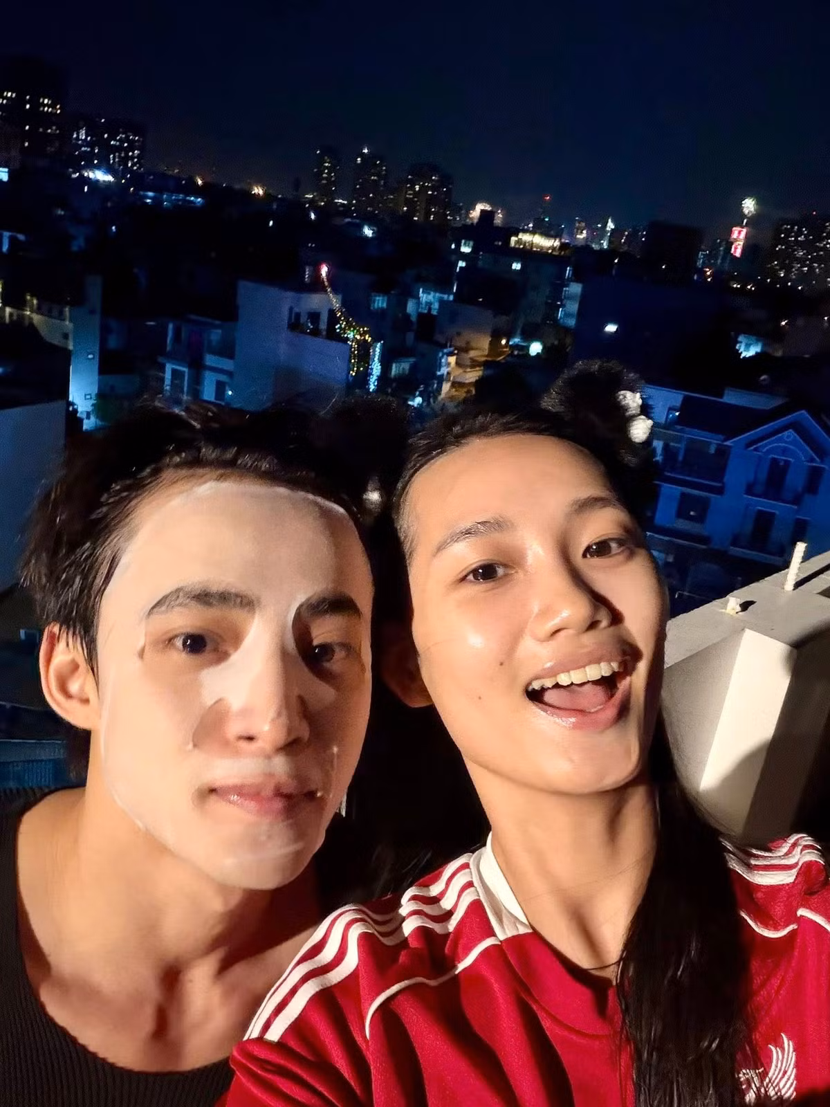 Á hậu Quỳnh Anh cùng Neyun đón giao thừa Tết dương lịch. Ảnh: FB Quỳnh Anh.