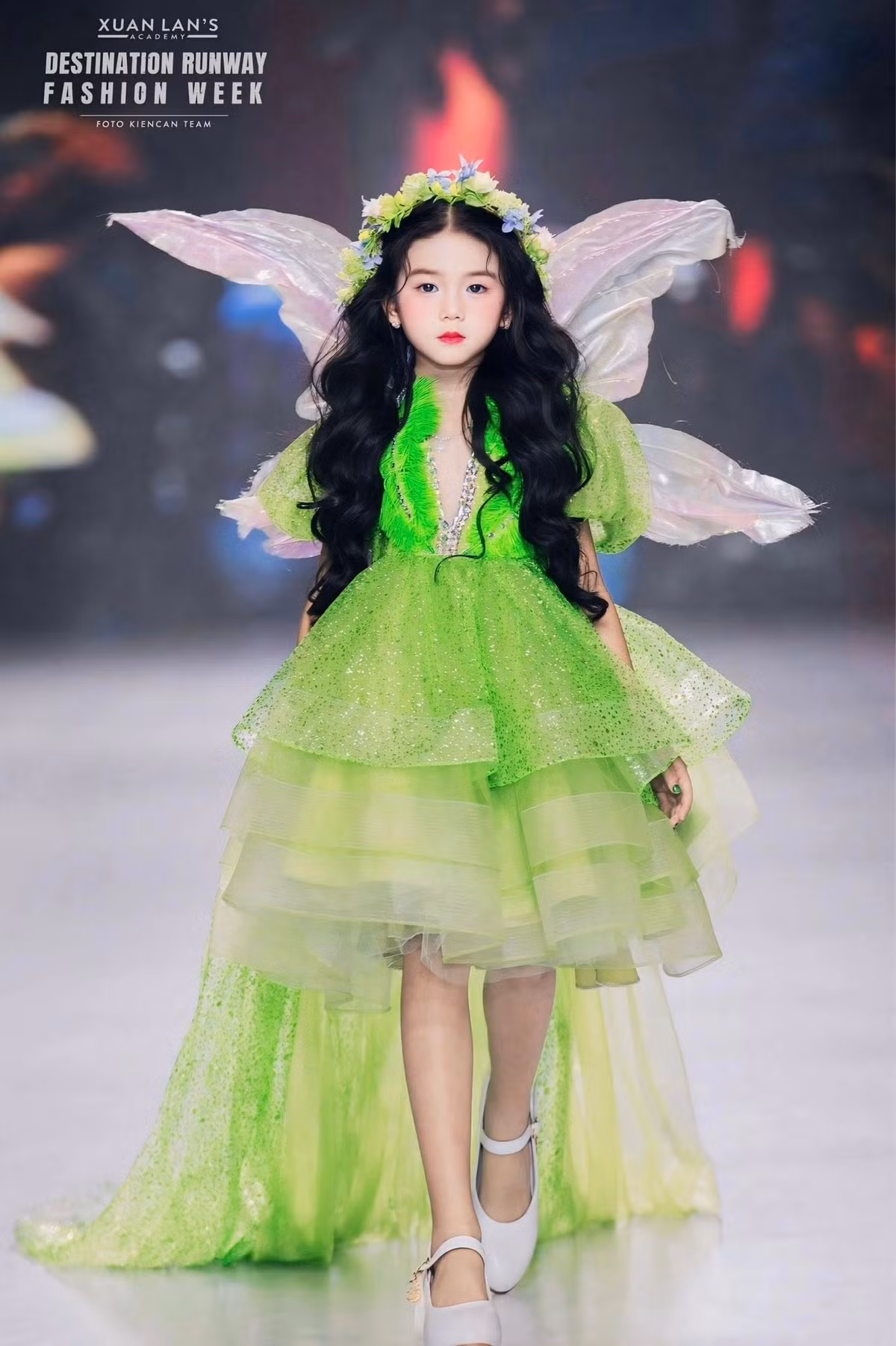 "Con vẫn đang trong quá trình rèn luyện về kỹ năng catwalk, đàn, hát. Nếu có sơ suất gì mong cô chú đóng góp ý kiến để con có cơ hội phát triển tốt hơn ạ", Khánh Đơn bày tỏ. Ảnh: FB Đồng Đồng.