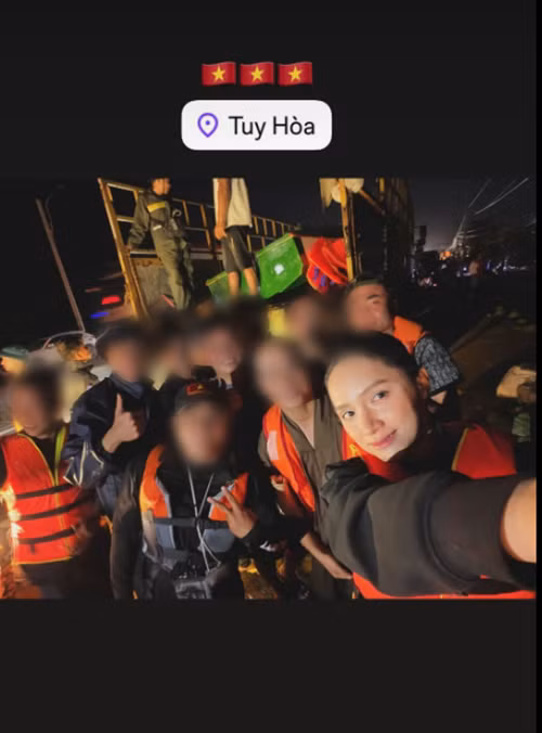 Sau khi hoàn thành cuộc thi Miss Universe 2025 tại Thái Lan, Hương Giang nhanh chóng về Việt Nam. Sau đó, nữ ca sĩ đi trao quà cho người dân Phú Yên. Ảnh: FB Hương Giang.