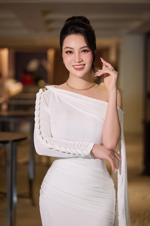 Á hậu Thụy Vân sinh con thứ 2 cách đây 2 tháng. Người đẹp chia sẻ trên Tiền Phong, việc có con nằm trong kế hoạch của vợ chồng cô. Ảnh: Dân Việt.