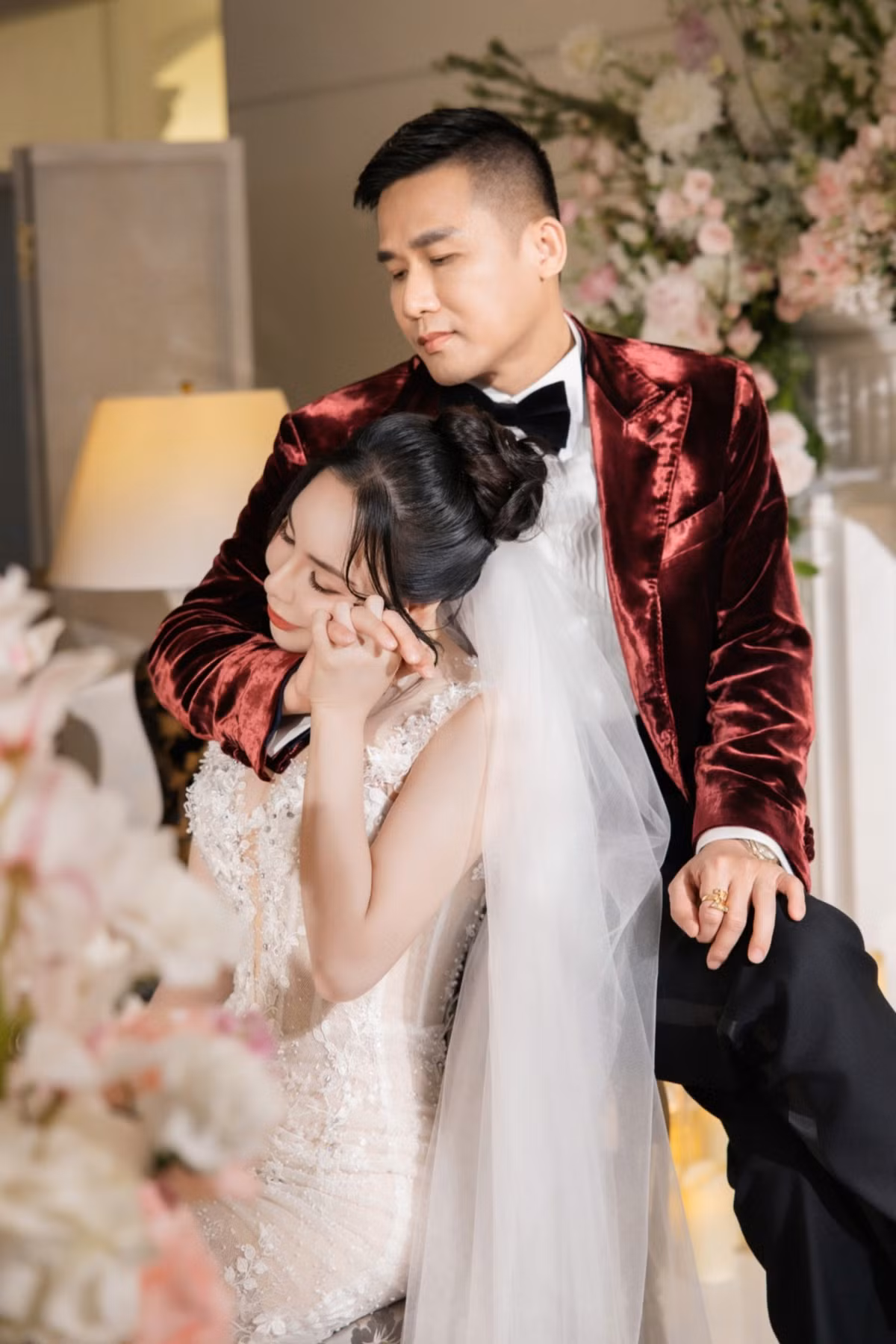 Chia sẻ trên Vietnamnet, nữ ca sĩ cho biết, vợ chồng cô làm bạn trước và cũng là đối tác làm ăn khoảng 5 năm. "Khi tôi quyết định mở quán đồ chay, anh ấy cũng làm theo và dần dần cả hai mới cảm thấy thích nhau. Tuy nhiên, khi làm ăn chung, chúng tôi cũng có những điều trái ngược nhau về tư duy kinh doanh chứ không được như bây giờ", Hồ Quỳnh Hương tâm sự.