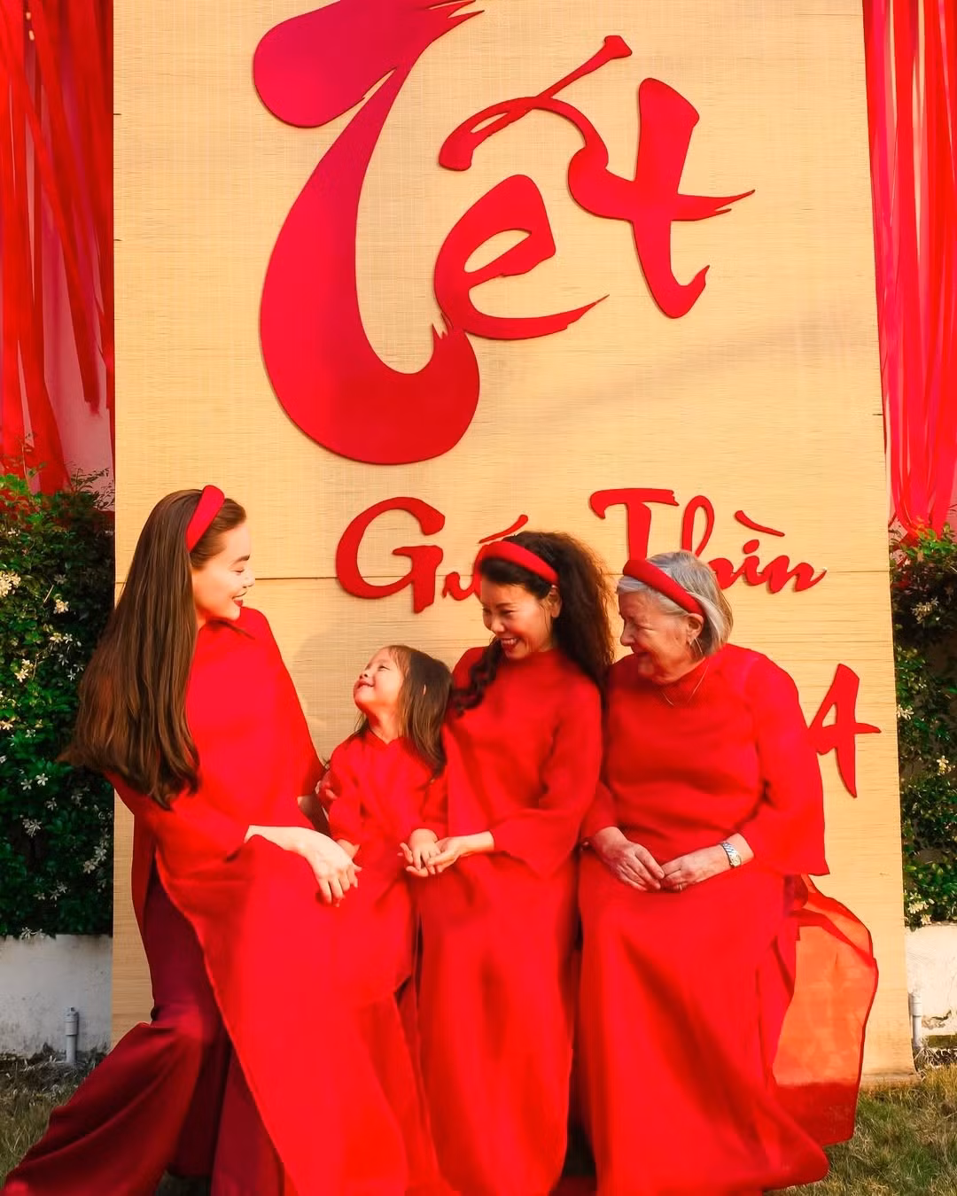 3 thế hệ phụ nữ trong gia đình Hà Hồ - Kim Lý diện trang phục áo dài đỏ khiến nhiều người thích thú. Ảnh: FB Hồ Ngọc Hà.