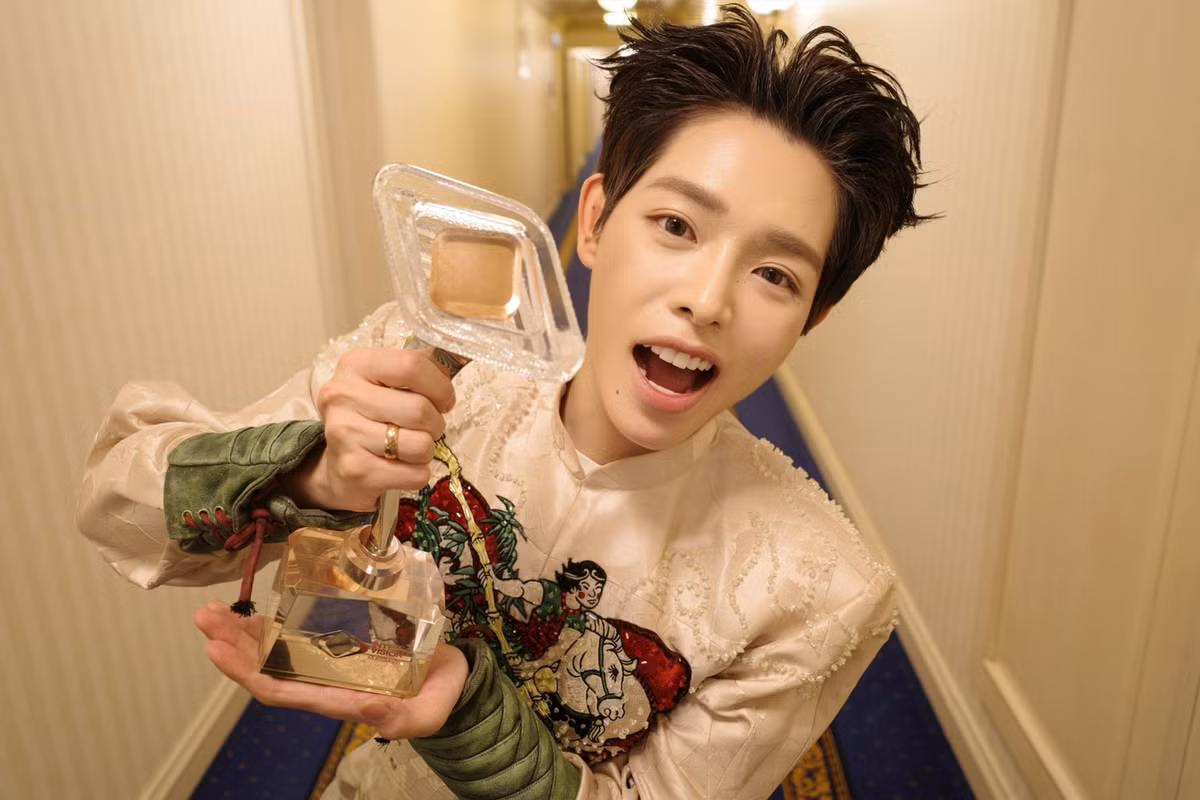 Nam ca sĩ đoạt quán quân với tiết mục Phù Đổng Thiên Vương, nhận giải thưởng hơn 9 tỷ đồng, được Reuters, CNN đưa tin về chiến thắng.