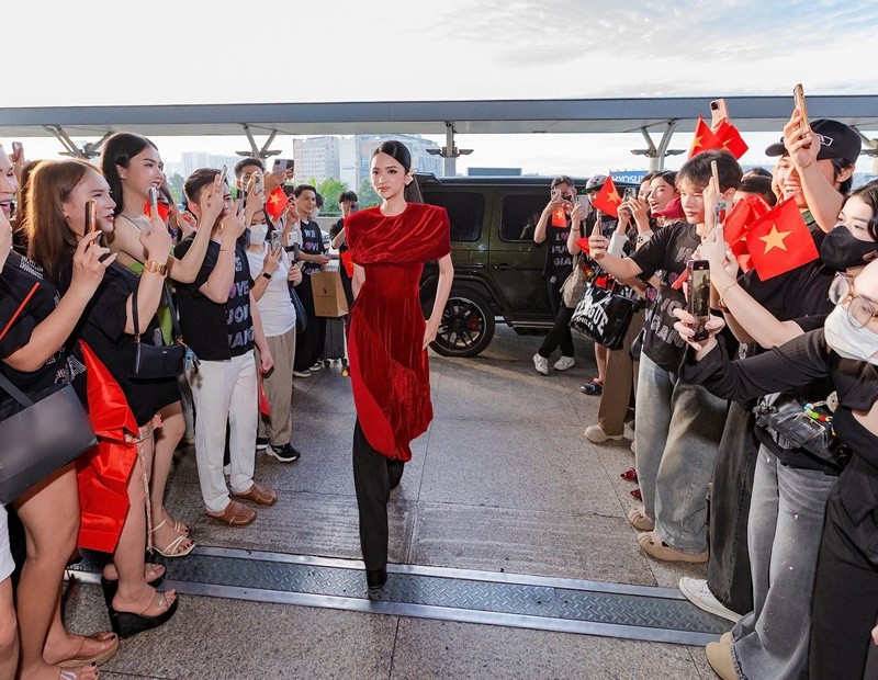 View - Hương Giang được fan vây kín ở sân bay khi đi thi Miss Universe 2025 | Báo Tri thức và Cuộc sống - TIN TỨC PHỔ BIẾN KIẾN THỨC 24H