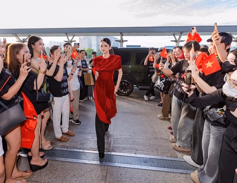 Mới đây, Hương Giang chính thức khởi hành đến Thái Lan tham gia cuộc thi Miss Universe 2025. Ảnh: FB Hương Giang.