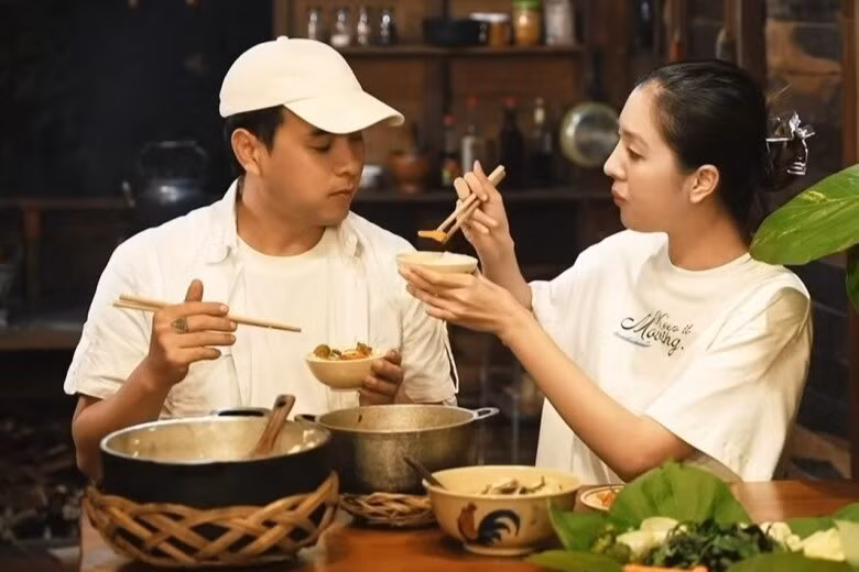 Thay vì những bộ trang phục lộng lẫy khi đi diễn, vợ chồng nam ca sĩ chọn phong cách mặc nhà thoải mái như áo thun, đồ đơn giản, mang lại cảm giác gần gũi và đời thường. Ảnh: FB Tuệ Như.