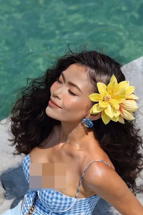 "Tôi thường chọn những bộ cánh tôn dáng một cách tinh tế, tránh hở hang quá mức. Thỉnh thoảng, tôi có sự thay đổi về gu ăn mặc để mình không bị nhàm chán trong mắt khán giả", Mâu Thủy chia sẻ trên Znews. Ảnh: FB Mâu Thủy.