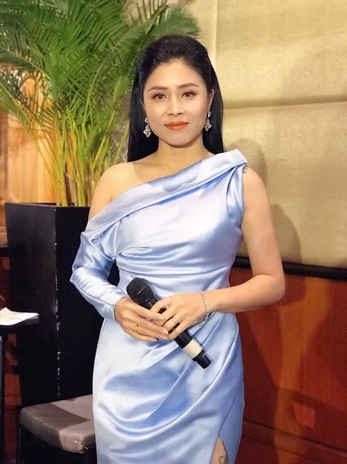 Không những thế, Hoàng Linh còn cho những người lợi dụng tin đồn về cô để bán hàng, câu like trên Facebook thời hạn để gỡ bài nếu không sẽ phải trả giá đắt. Ảnh: FB Hoàng Linh.