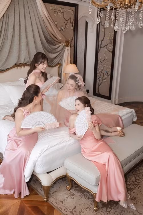 Lý Nhã Kỳ chia sẻ rằng cô gặp Hoàng Công Thành - chồng Hồ Quỳnh Hương lần đầu là trong đám cưới Vũ Cát Tường. Khi Hồ Quỳnh Hương chụp được hoa cưới, Lý Nhã Kỳ đã ủng hộ nữ ca sĩ làm đám cưới ngay trong năm nay.