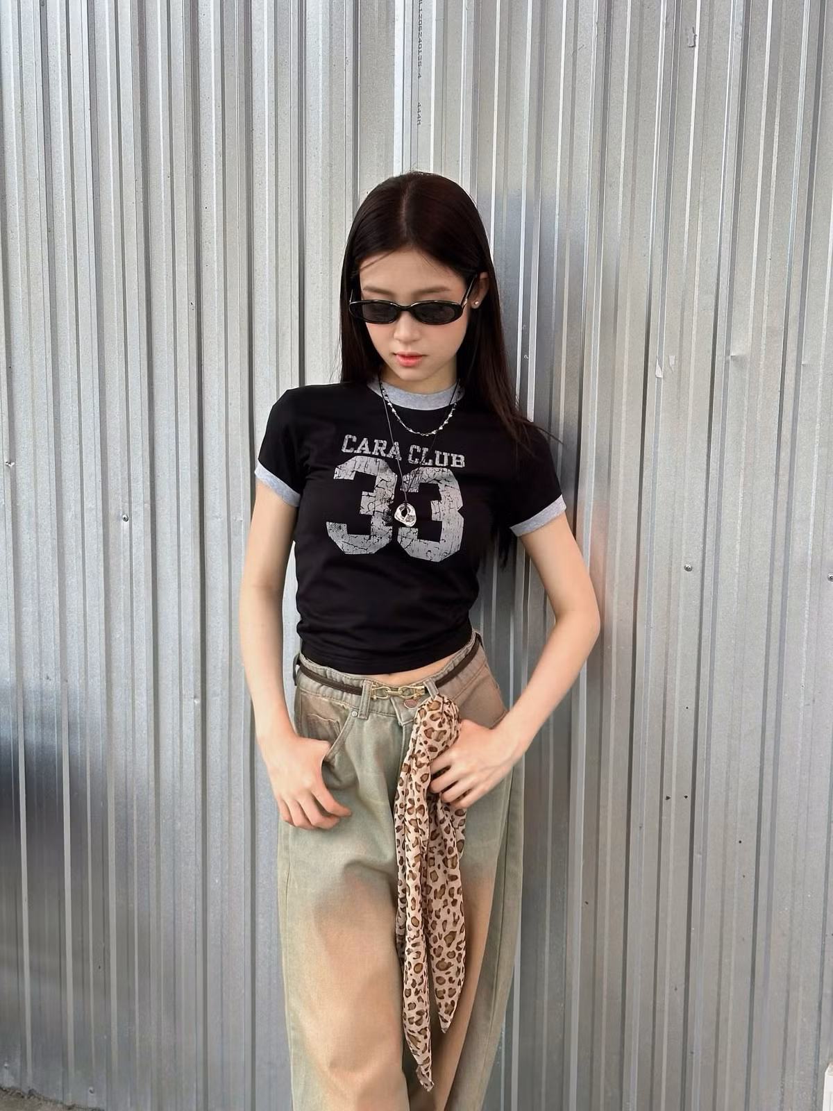 Nữ diễn viên mặc sành điệu, năng động khi xuống phố.