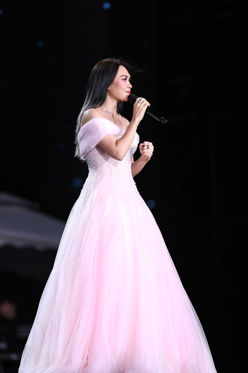 Mỹ Tâm thể hiện ca khúc Giọt sương. Ảnh: FB Mỹ Tâm.