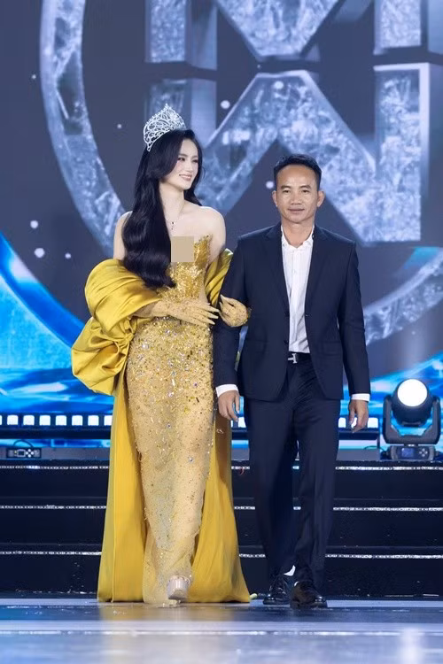 Ý Nhi bên đấng sinh thành trên sân khấu ngày trao vương miện cho người kế nhiệm. Ảnh: FB Ý Nhi.