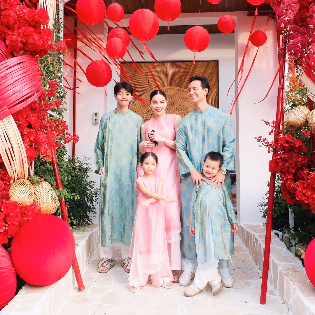 Hồ Ngọc Hà thường diện áo dài đồng điệu cùng con gái Lisa. Trong khi đó, Kim Lý cùng bé Leon và bé Subeo diện áo dài đôi. Ảnh: FB Hồ Ngọc Hà.