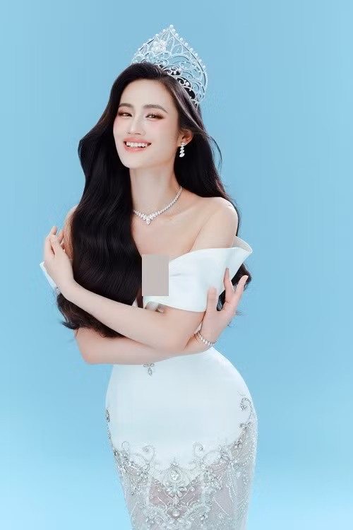 Huỳnh Trần Ý Nhi nhanh chóng trở thành cái tên thu hút sự chú ý khi đăng quang Miss World Vietnam 2023. Cô sở hữu chiều cao 1m75 cùng số đo 79-59-89cm, được đánh giá có nền tảng học vấn tốt khi theo học ngành Quản trị kinh doanh tại Đại học Quốc tế – Đại học Quốc gia TP HCM.