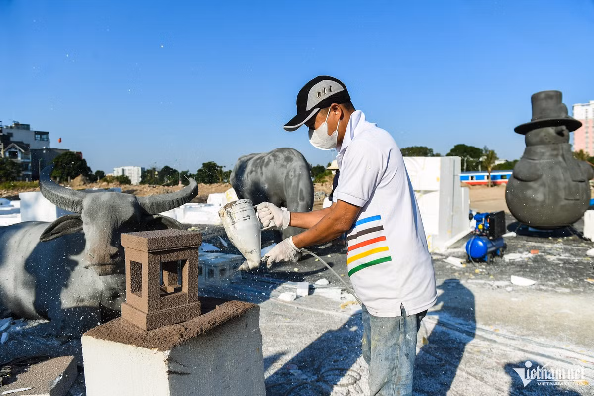 Anh Minh Quân (công nhân) cho biết, công việc dự kiến hoàn tất vào tháng 12 tới. "Không chỉ nuôi và bảo tồn các loại rắn quý, nơi này còn được xây dựng thành điểm vui chơi có nhiều trải nghiệm thú vị, hứa hẹn thu hút khách tham quan. Chúng tôi đang dựng các mô hình người tuyết, bát mã, đoàn tàu... để bài trí cho khu vực ngoài trời", anh nói.